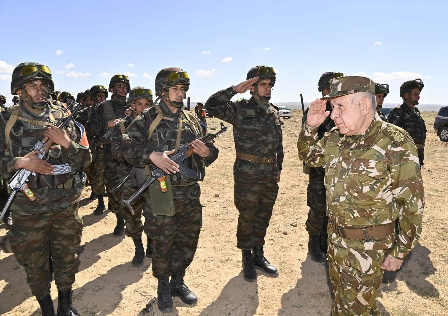 Le Général d'Armée Saïd Chanegriha inspecte les détachements militaires ayant participé à l'opération qualitative antiterroriste à Tébessa